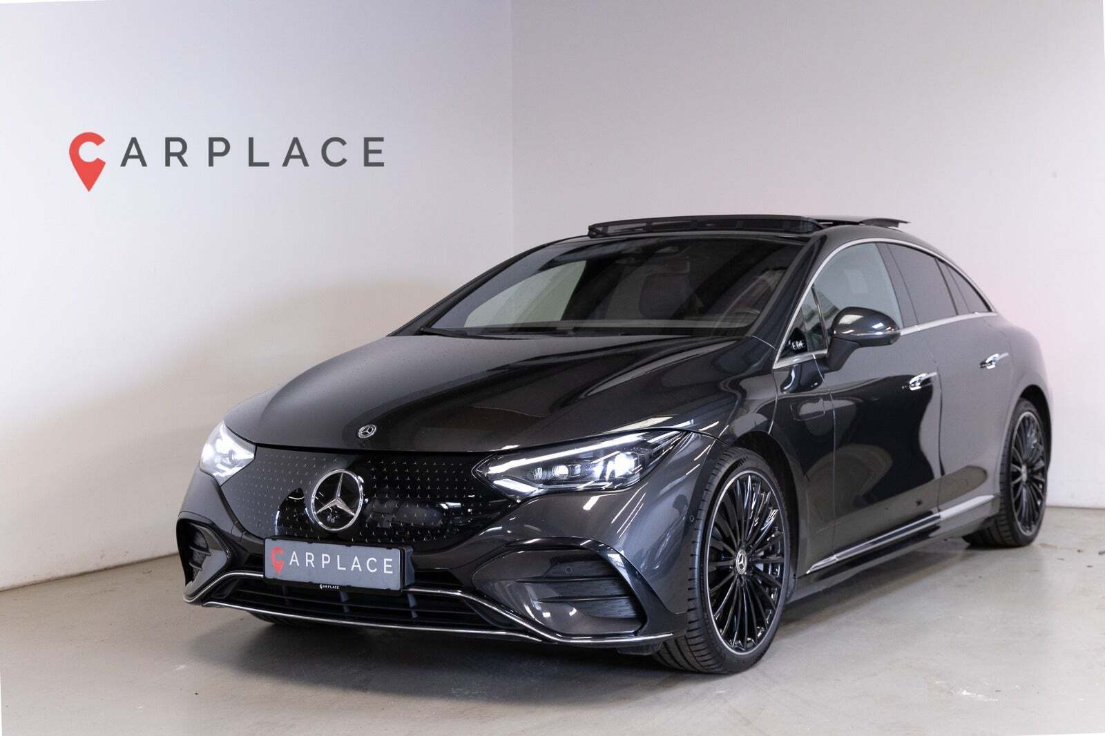 Grå Mercedes EQE350+ fra 2022