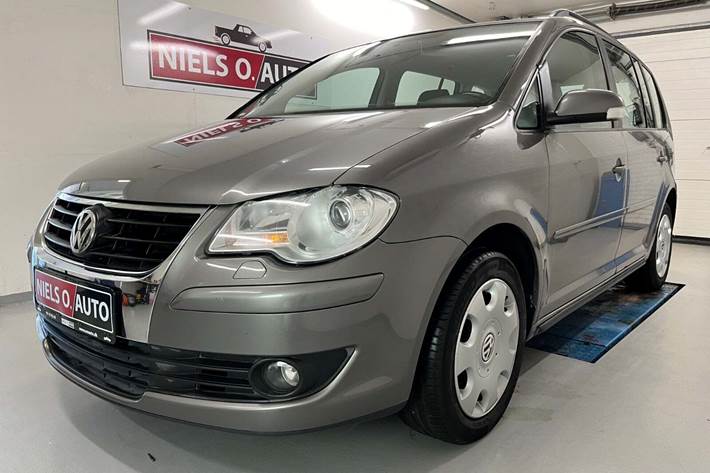Grå VW Touran fra 2007 set udefra