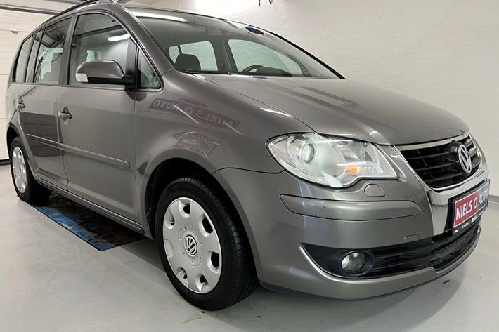 Grå VW Touran fra 2007 set udefra