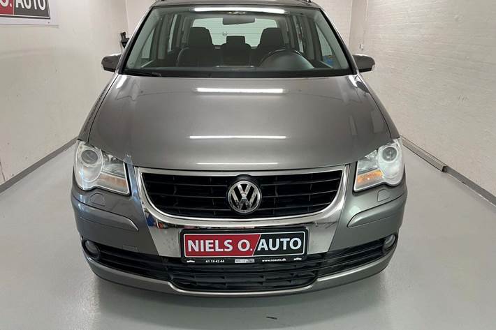 Grå VW Touran fra 2007 set udefra