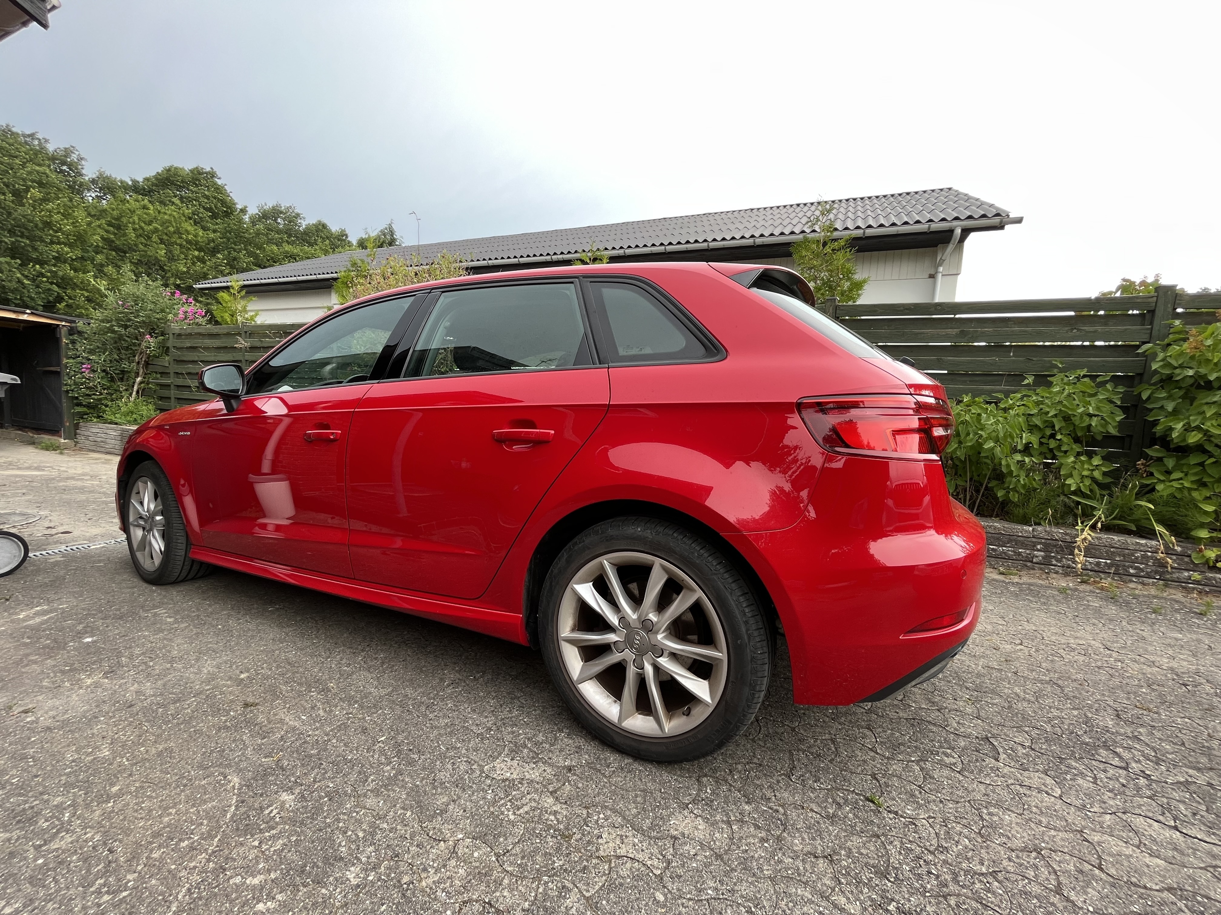 Rød Audi A3 fra 2017