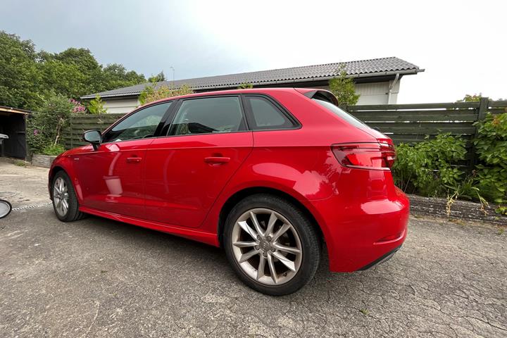 Rød Audi A3 fra 2017