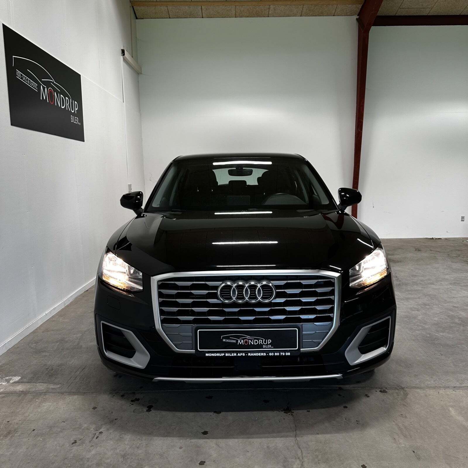 Sort Audi Q2 fra 2018 set udefra