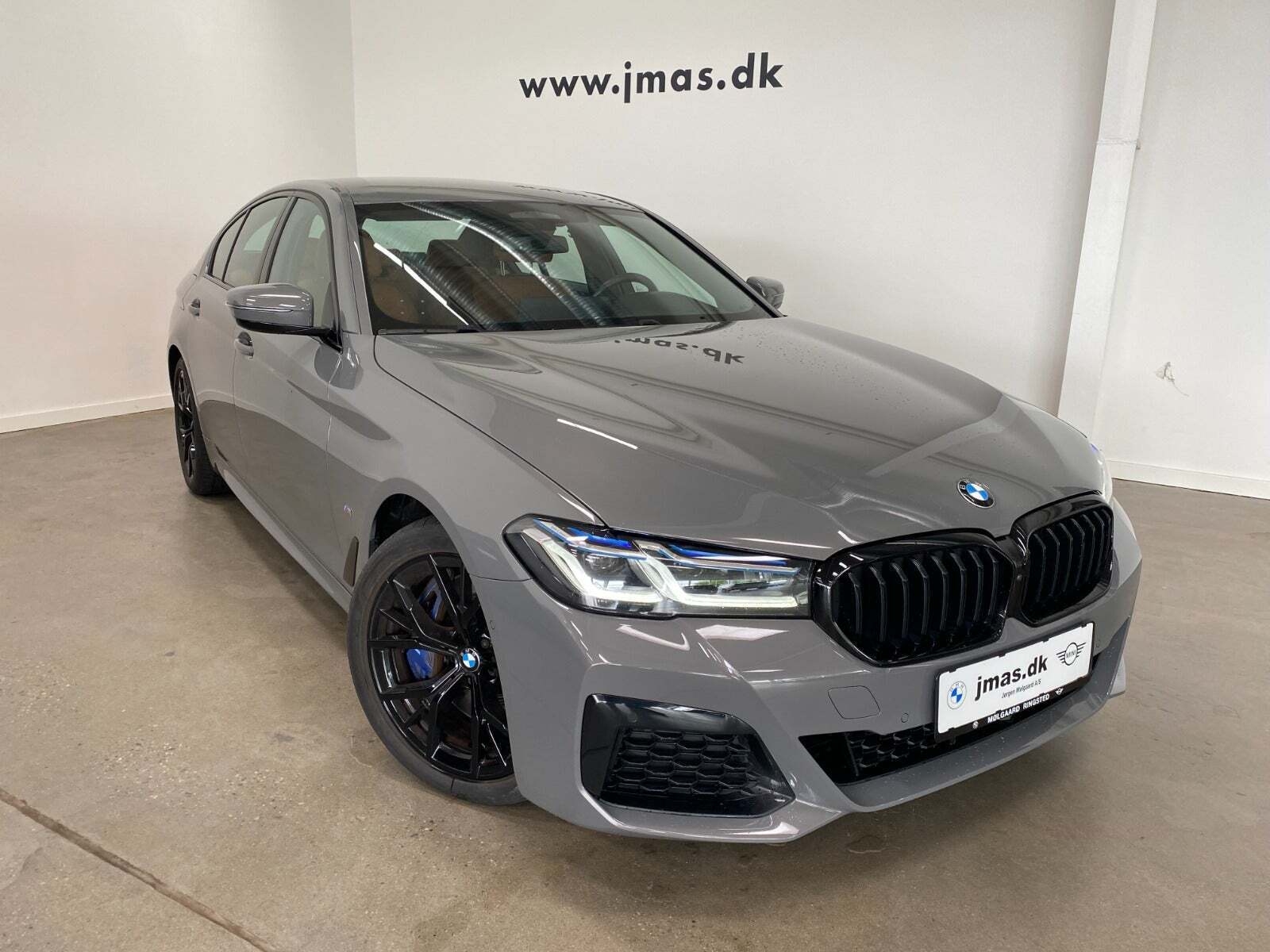 Grå BMW 545e fra 2021