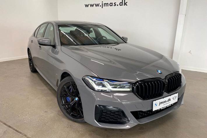 Grå BMW 545e fra 2021