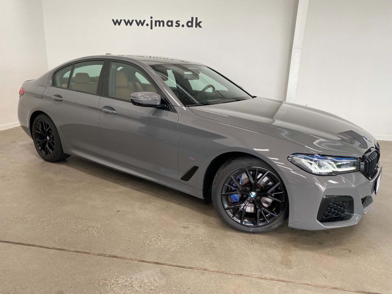 Grå BMW 545e fra 2021