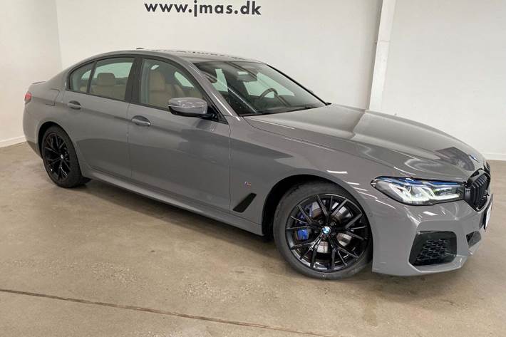 Grå BMW 545e fra 2021
