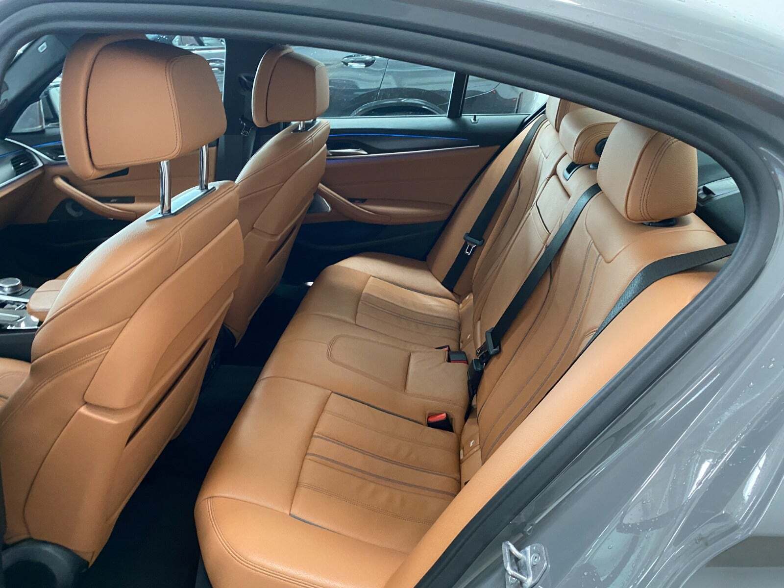 Grå BMW 545e fra 2021