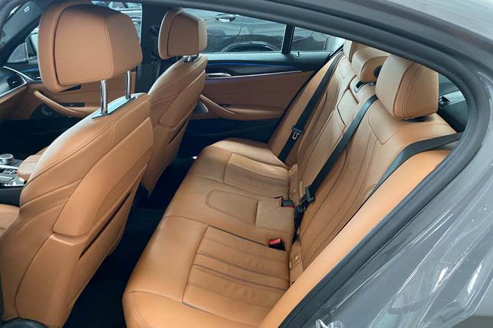 Grå BMW 545e fra 2021