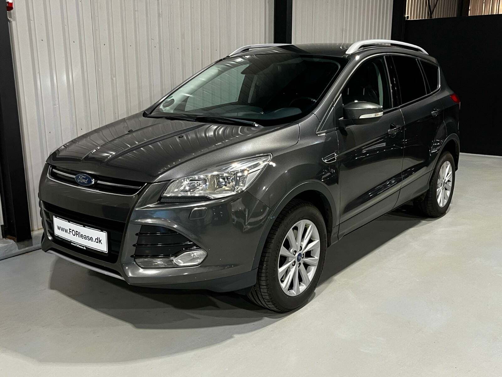 Grå Ford Kuga fra 2016 set udefra