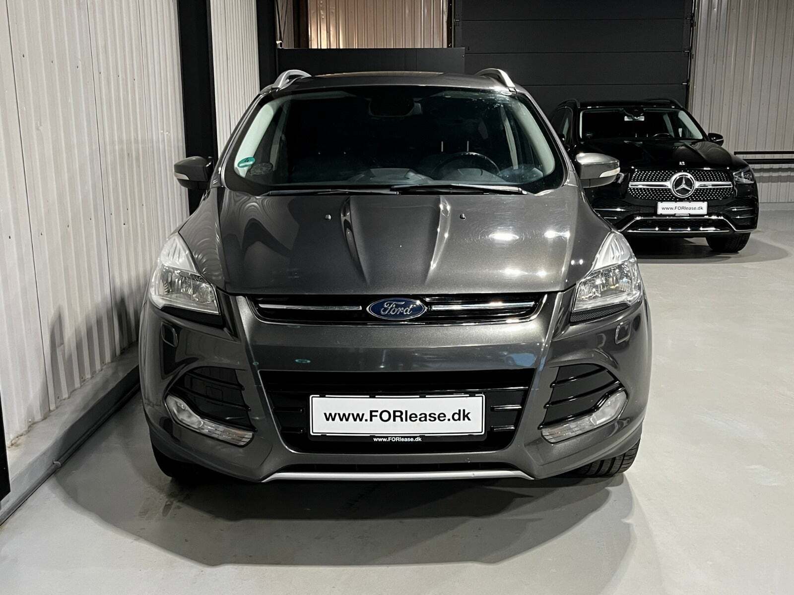 Grå Ford Kuga fra 2016