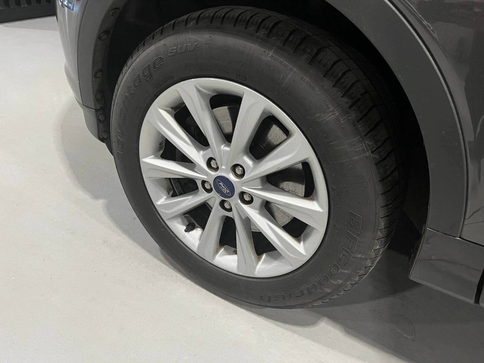 Grå Ford Kuga fra 2016