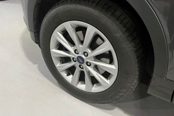 Grå Ford Kuga fra 2016