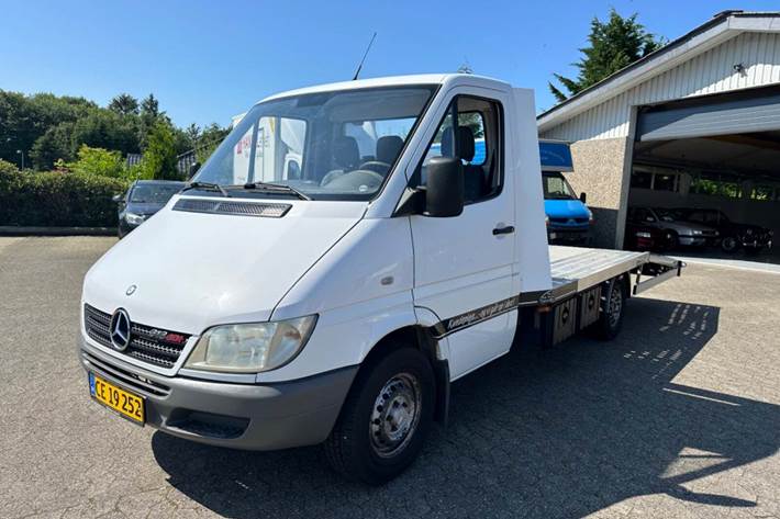 Hvid Mercedes Sprinter 316 fra 2004 set udefra