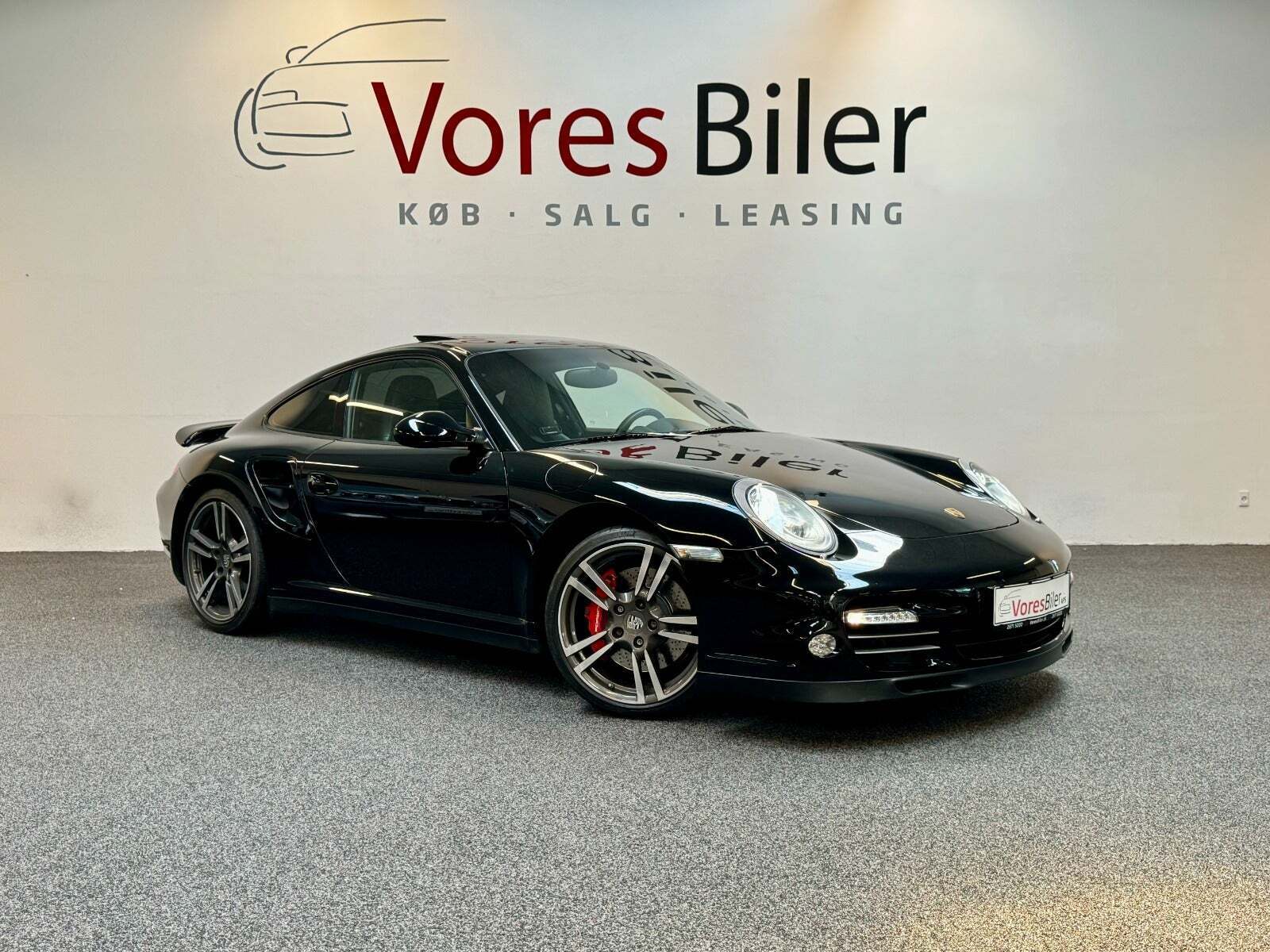 Sort Porsche 911 Turbo fra 2010 set udefra