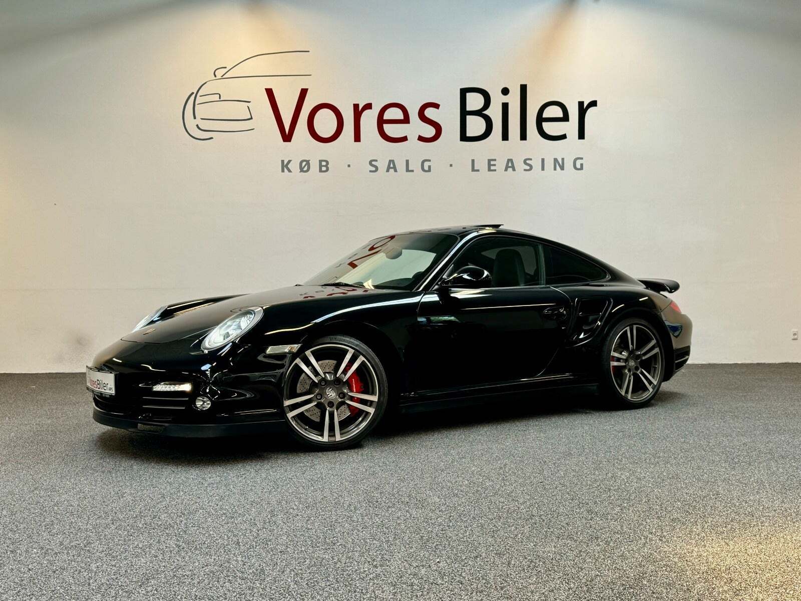 Sort Porsche 911 Turbo fra 2010