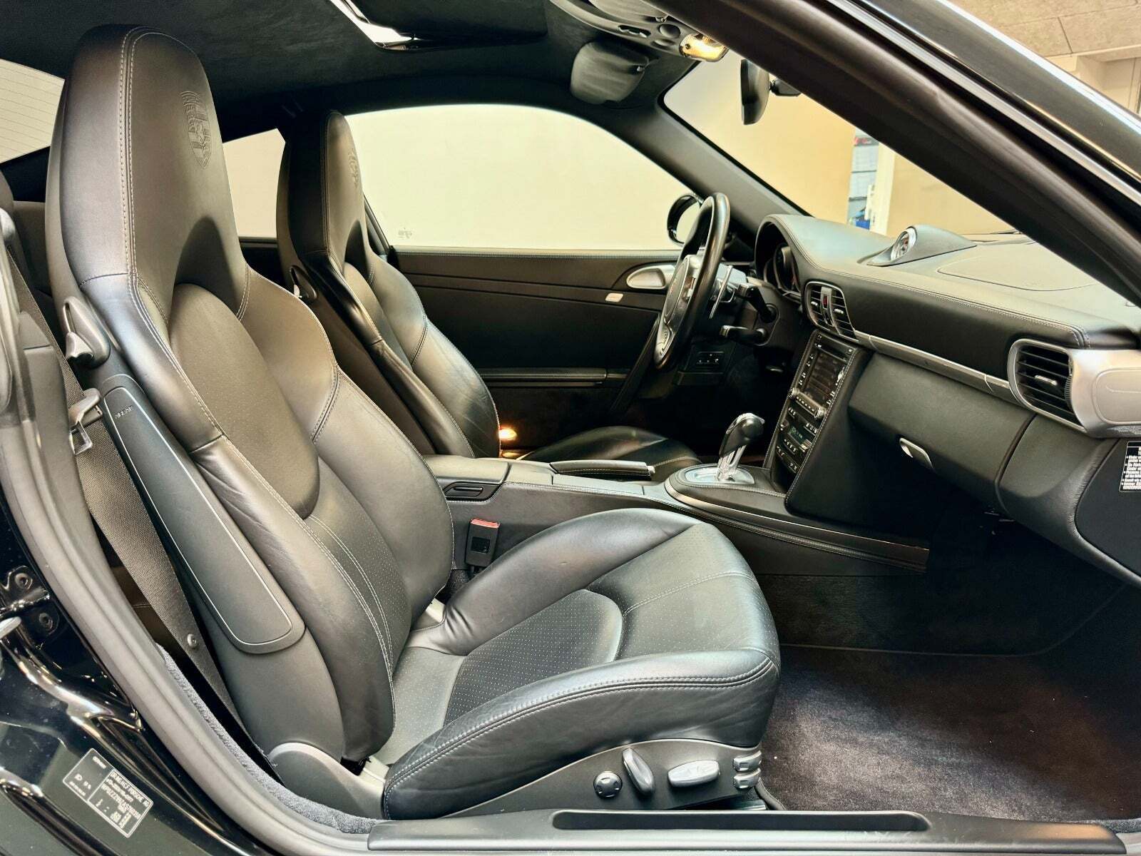 Sort Porsche 911 Turbo fra 2010