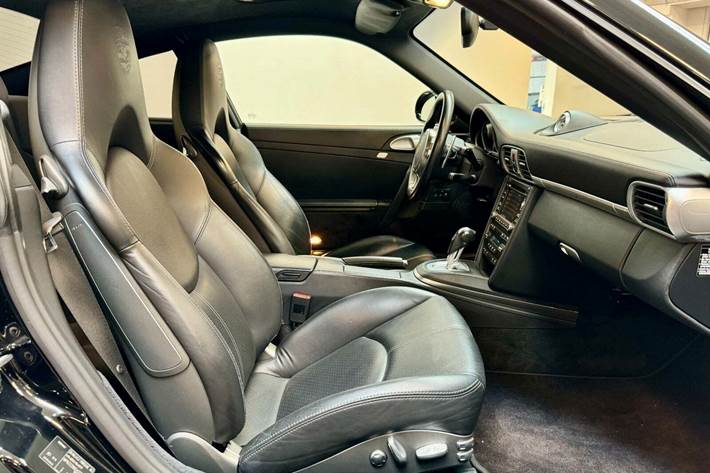 Sort Porsche 911 Turbo fra 2010