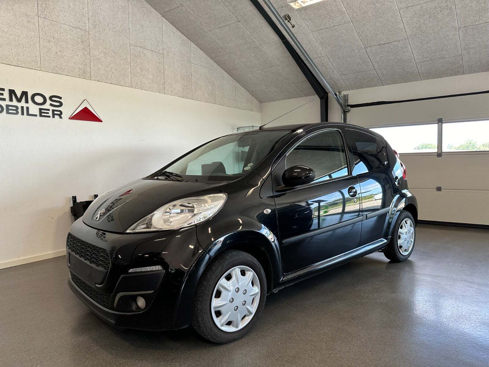 Sort Peugeot 107 fra 2013