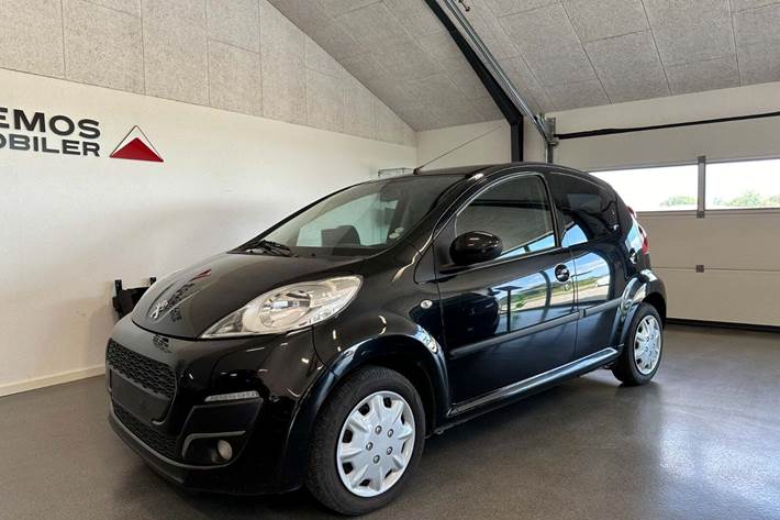 Sort Peugeot 107 fra 2013