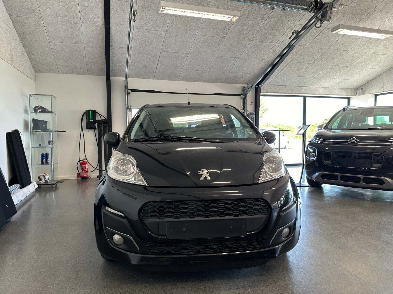 Sort Peugeot 107 fra 2013