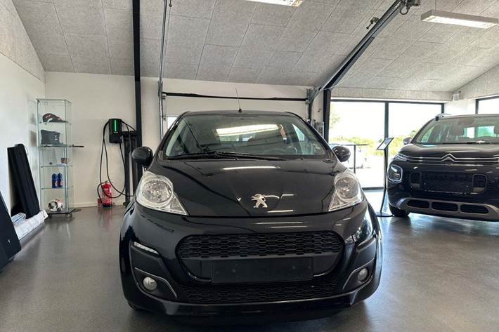 Sort Peugeot 107 fra 2013