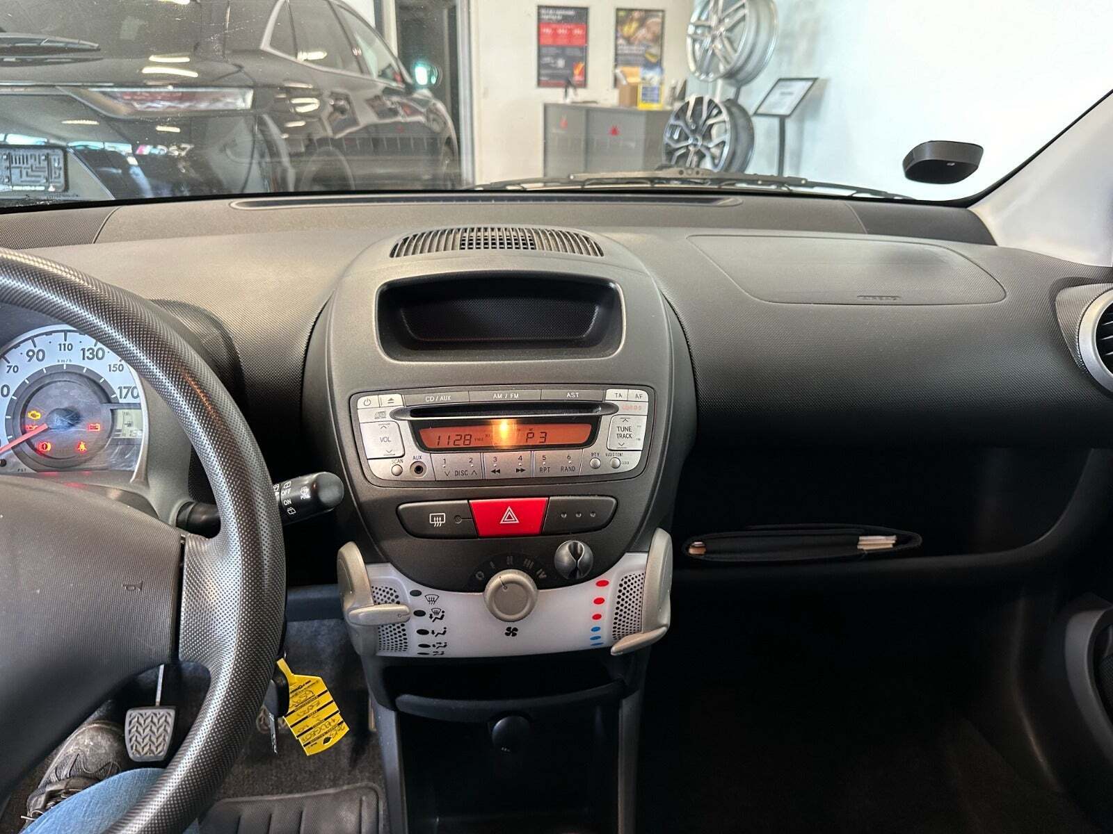 Sort Peugeot 107 fra 2013