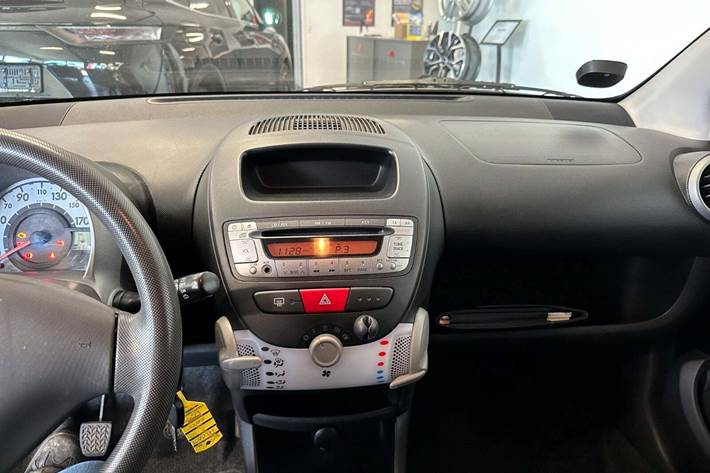 Sort Peugeot 107 fra 2013