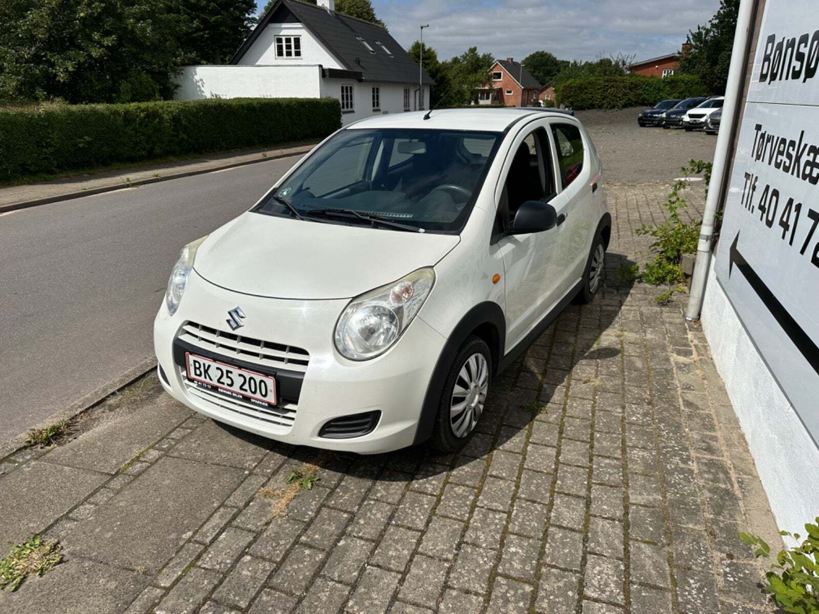 Hvid Suzuki Alto fra 2011 set udefra