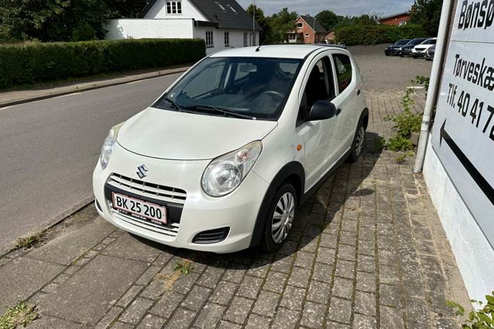 Hvid Suzuki Alto fra 2011 set udefra