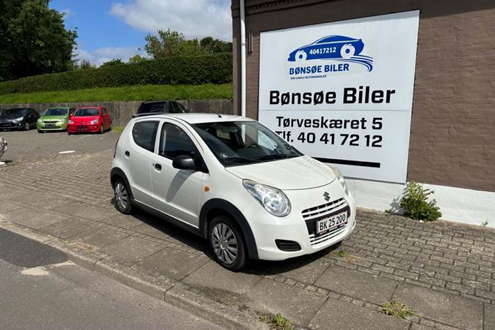 Hvid Suzuki Alto fra 2011 set udefra