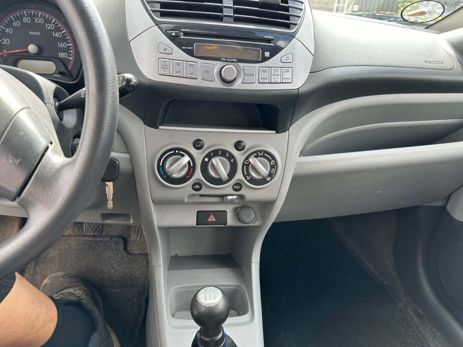 Hvid Suzuki Alto fra 2011 set indefra