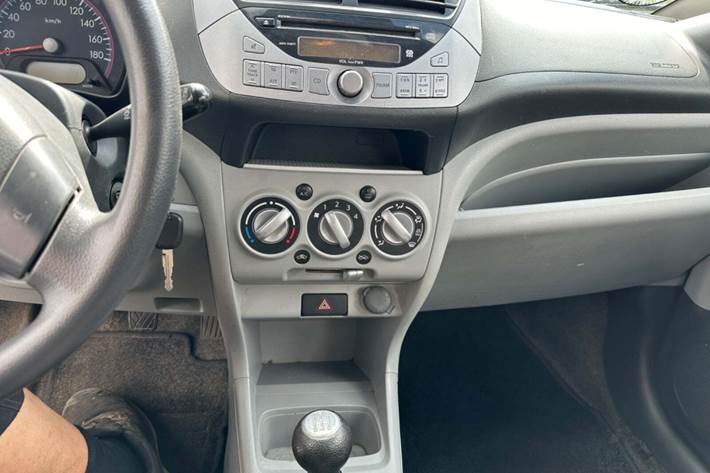 Hvid Suzuki Alto fra 2011 set indefra