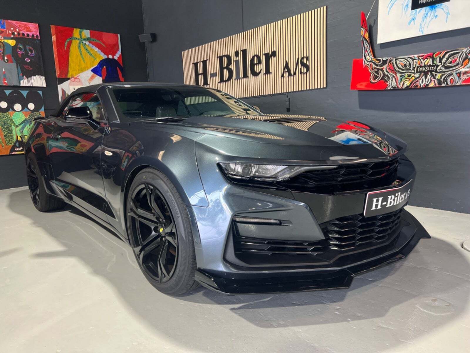 Grå Chevrolet Camaro fra 2019 set udefra
