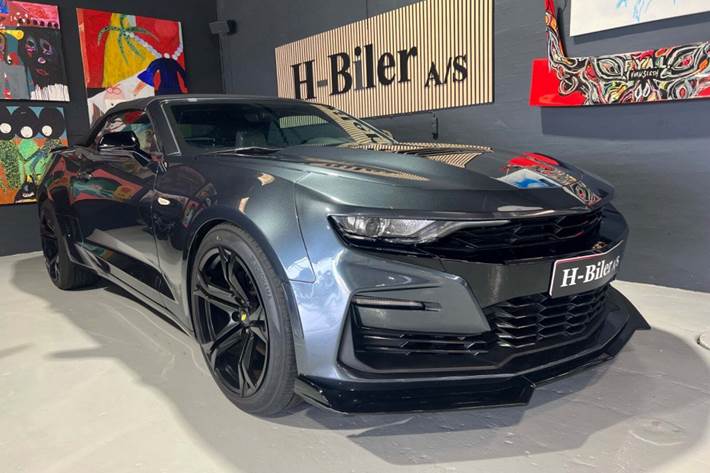 Grå Chevrolet Camaro fra 2019 set udefra