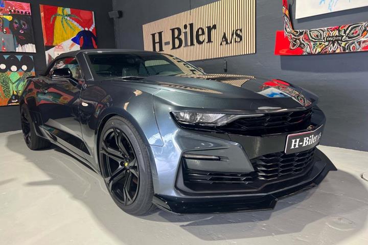 Grå Chevrolet Camaro fra 2019 set udefra