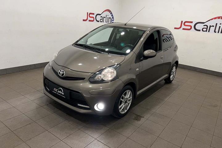 Brun Toyota Aygo fra 2014