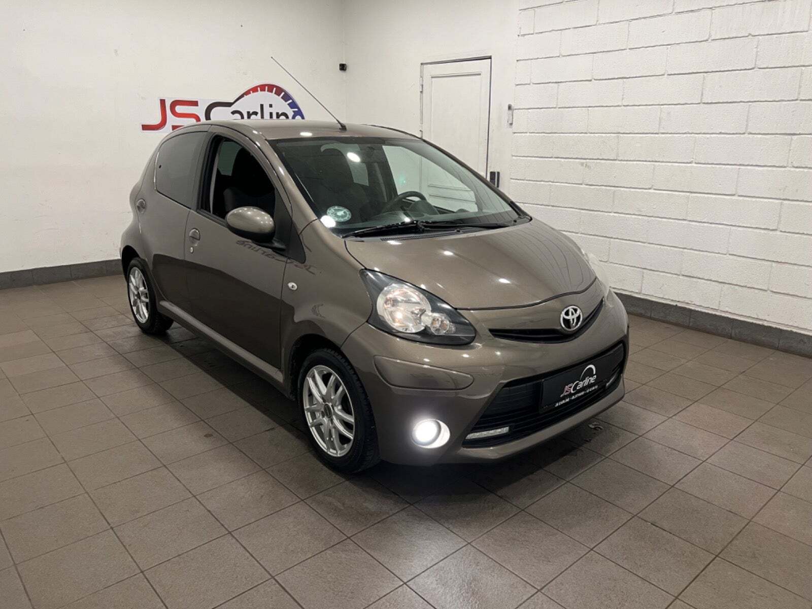 Brun Toyota Aygo fra 2014