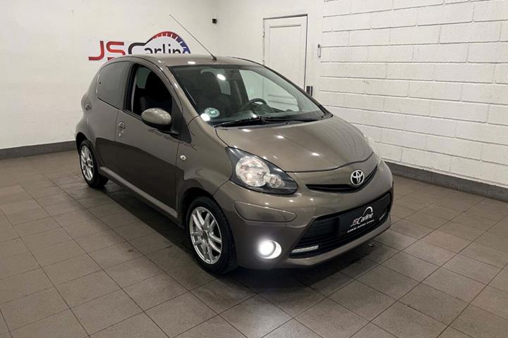 Brun Toyota Aygo fra 2014