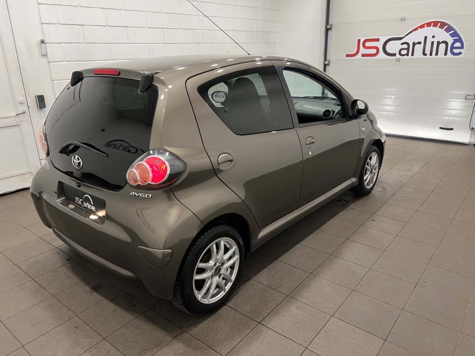 Brun Toyota Aygo fra 2014