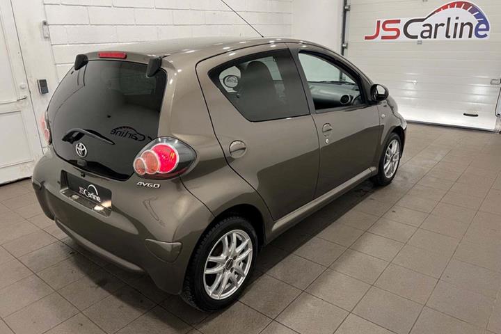 Brun Toyota Aygo fra 2014