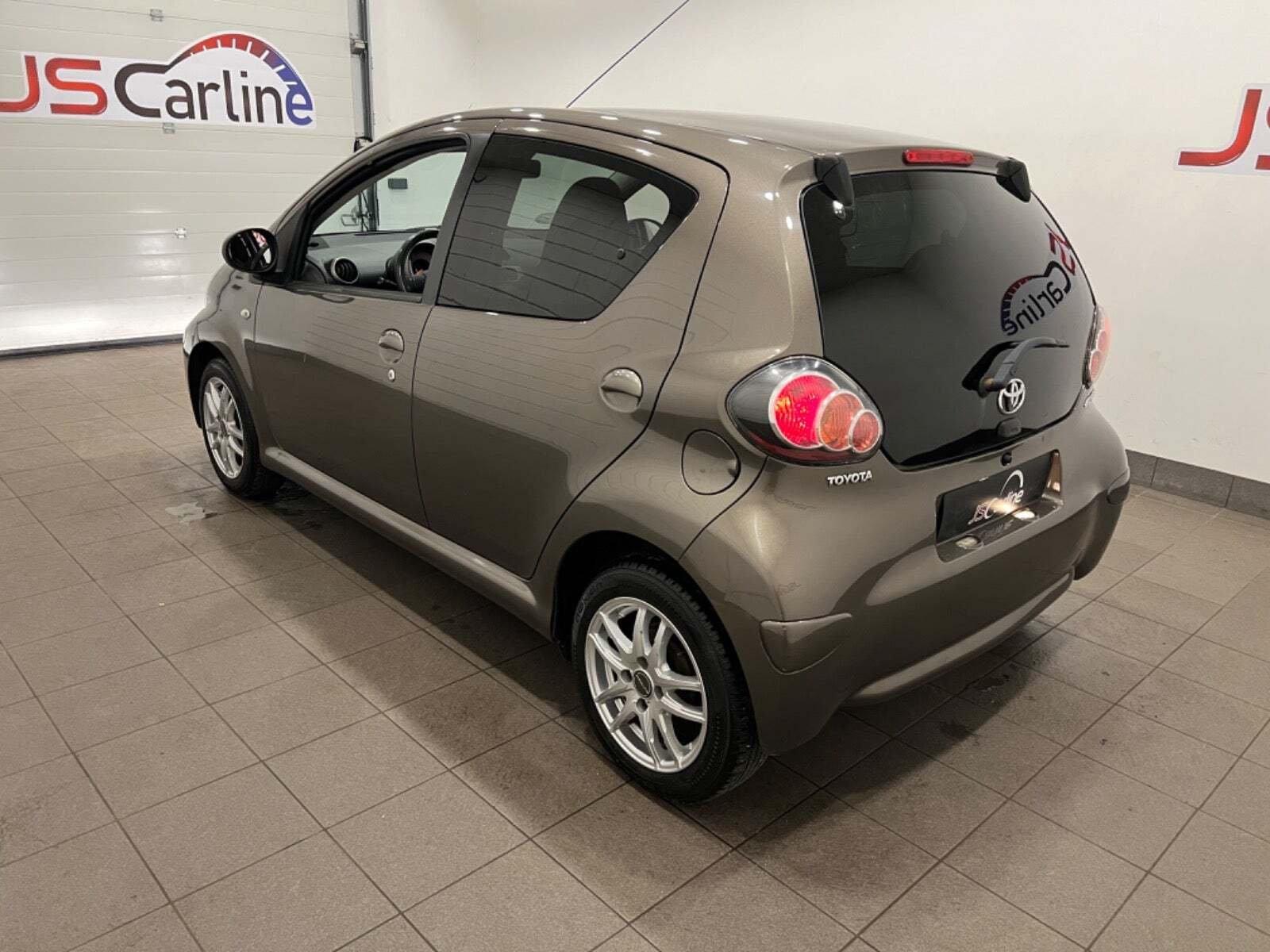 Brun Toyota Aygo fra 2014
