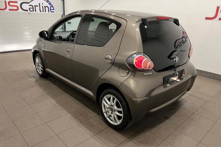 Brun Toyota Aygo fra 2014