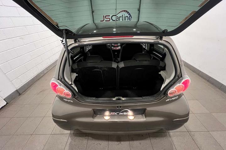 Brun Toyota Aygo fra 2014