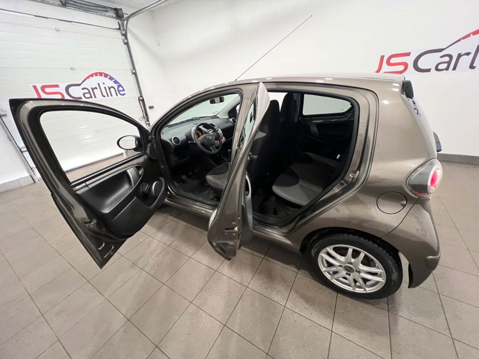 Brun Toyota Aygo fra 2014