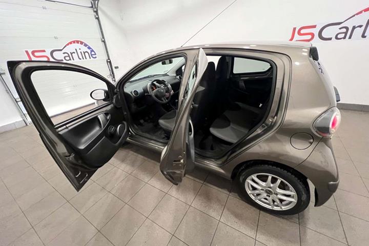 Brun Toyota Aygo fra 2014