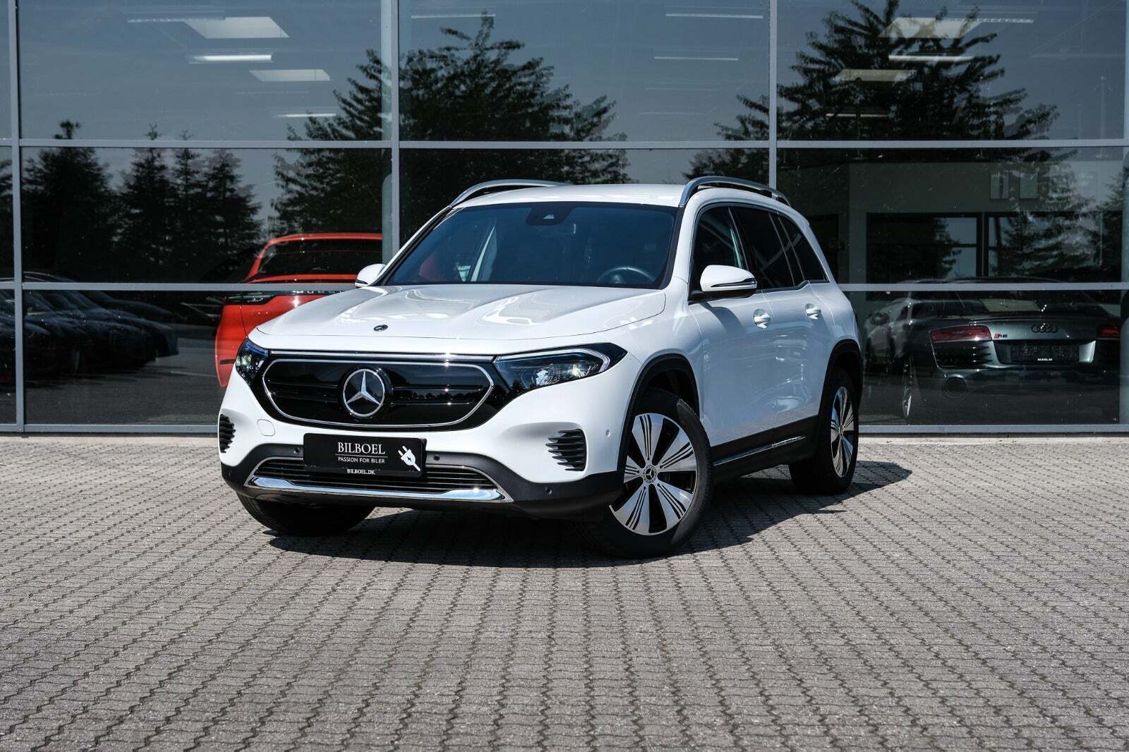 Hvid Mercedes EQB250+ fra 2023