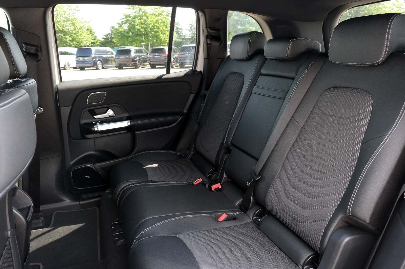 Hvid Mercedes EQB250+ fra 2023