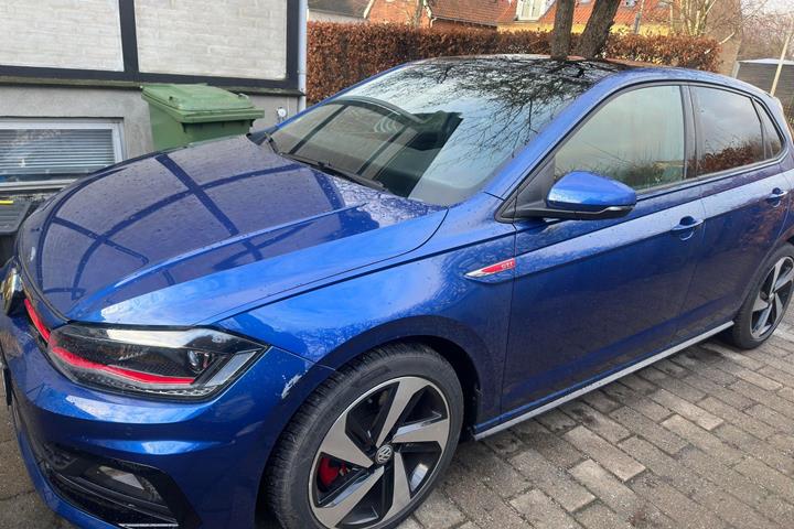 Blå VW Polo fra 2019