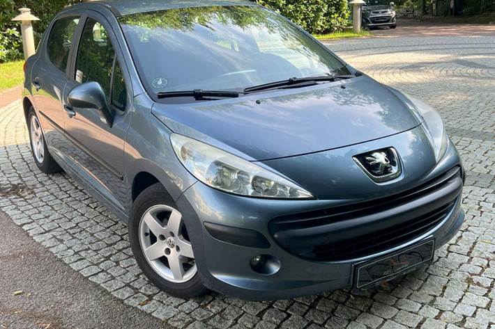 Grå Peugeot 207 fra 2008 set udefra